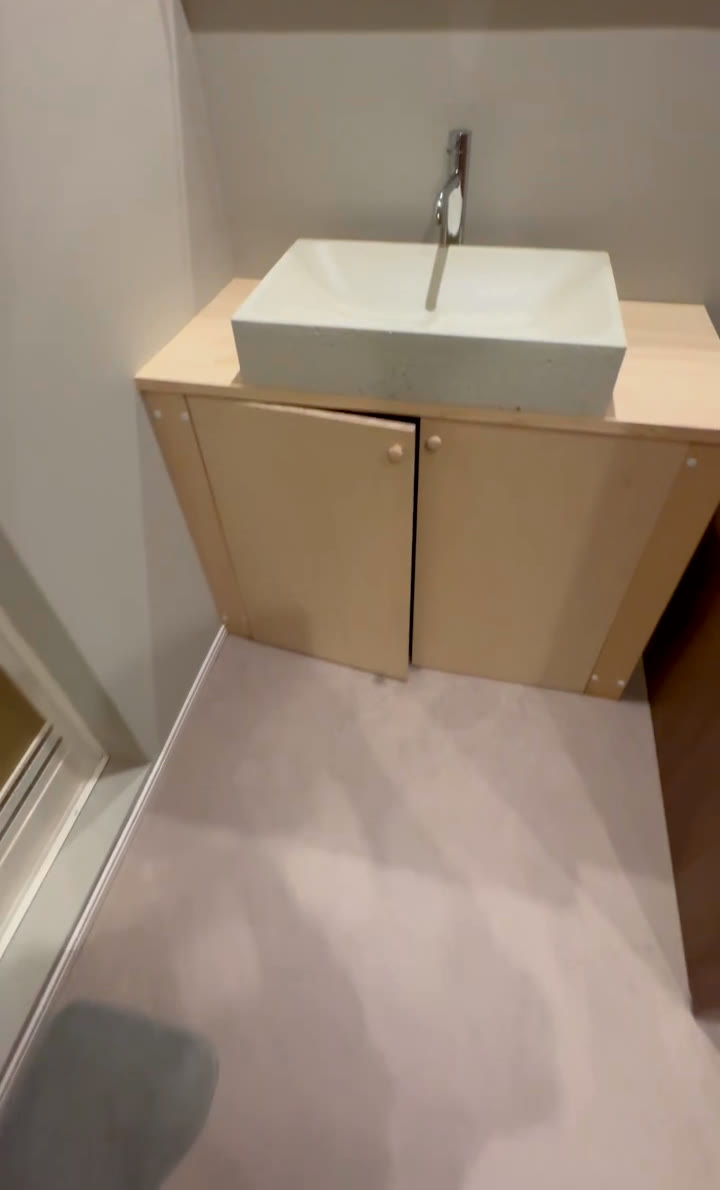 木の造作カウンターと洗面ボウル